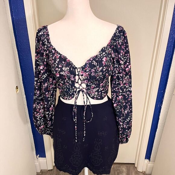 Princess Polly Tops - Princess Polly Long Sleeve Crop Top 
Size 6